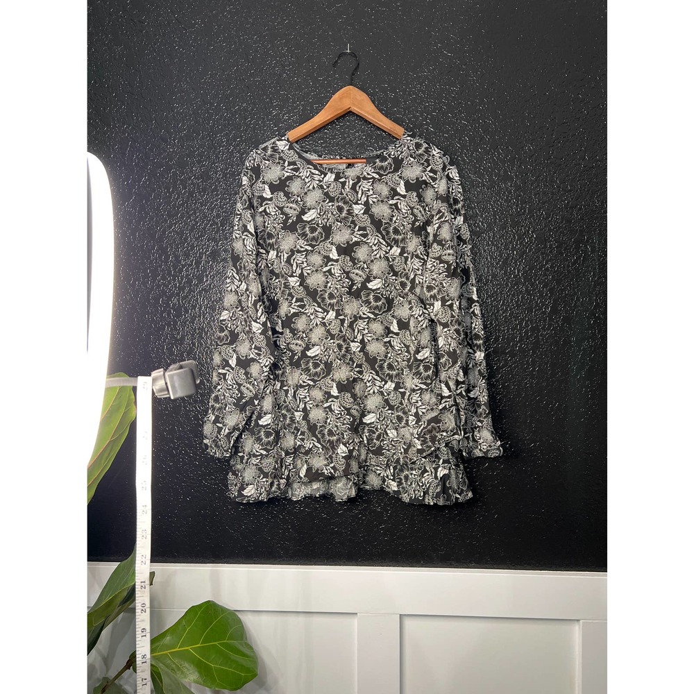 Grace woman 2X black and white floral blouse